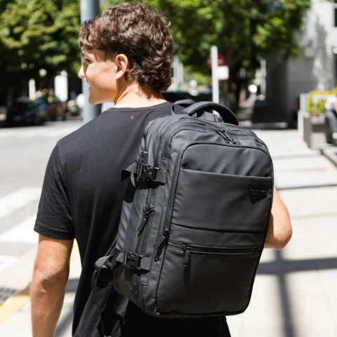 Mochila Crossover De Viaje con Compresión al Vacío Rune Negro